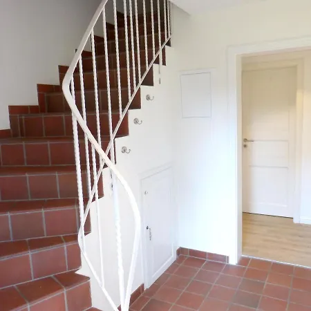 Haus Strandweg 8 Friesenhaushaelfte *steuerbord*