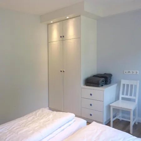 Haus Strandweg 8 Friesenhaushaelfte *steuerbord* Casa de Férias Nebel