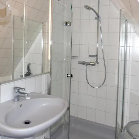 Haus Strandweg 8 Friesenhaushaelfte *steuerbord*